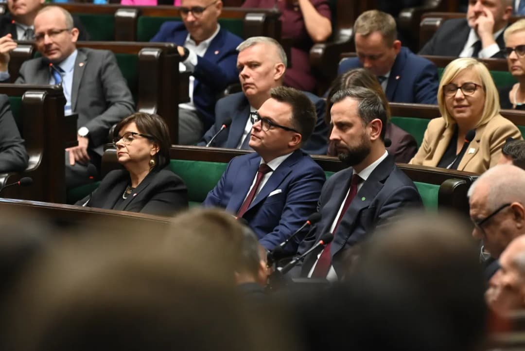 Kto przewodniczy obradom Sejmu i Senatu? Kluczowe informacje o marszałkach